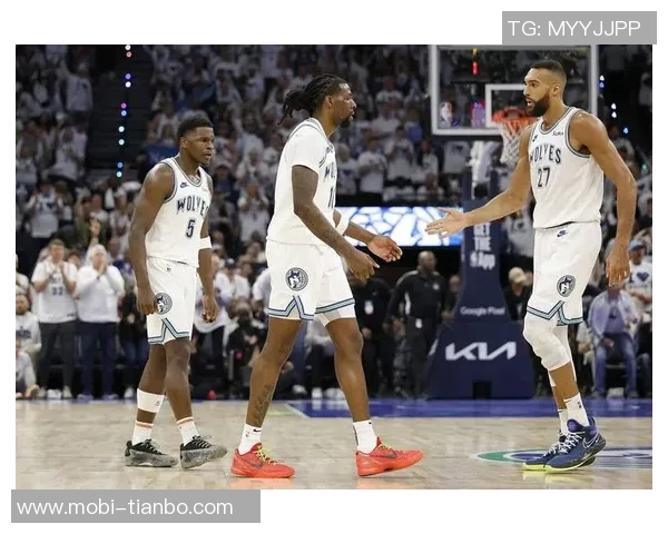 森林狼新赛季备战热情高涨爱德华兹迪文里德训练照展笑颜