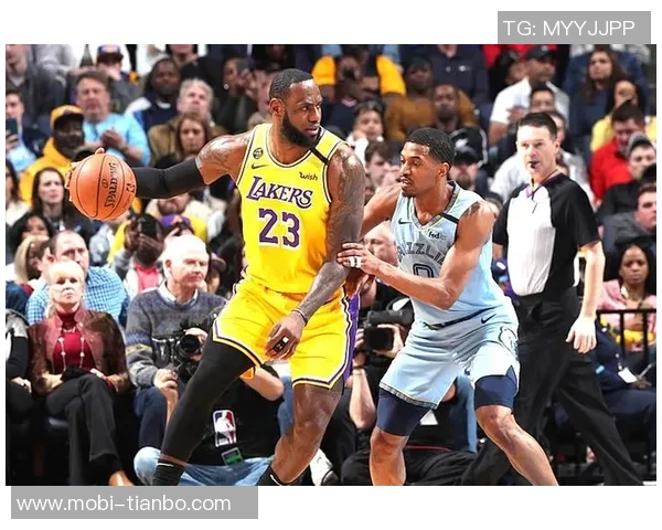 温情瞬间斯潘塞兄弟对决引发勇士灰熊球员教练球迷共鸣欢笑